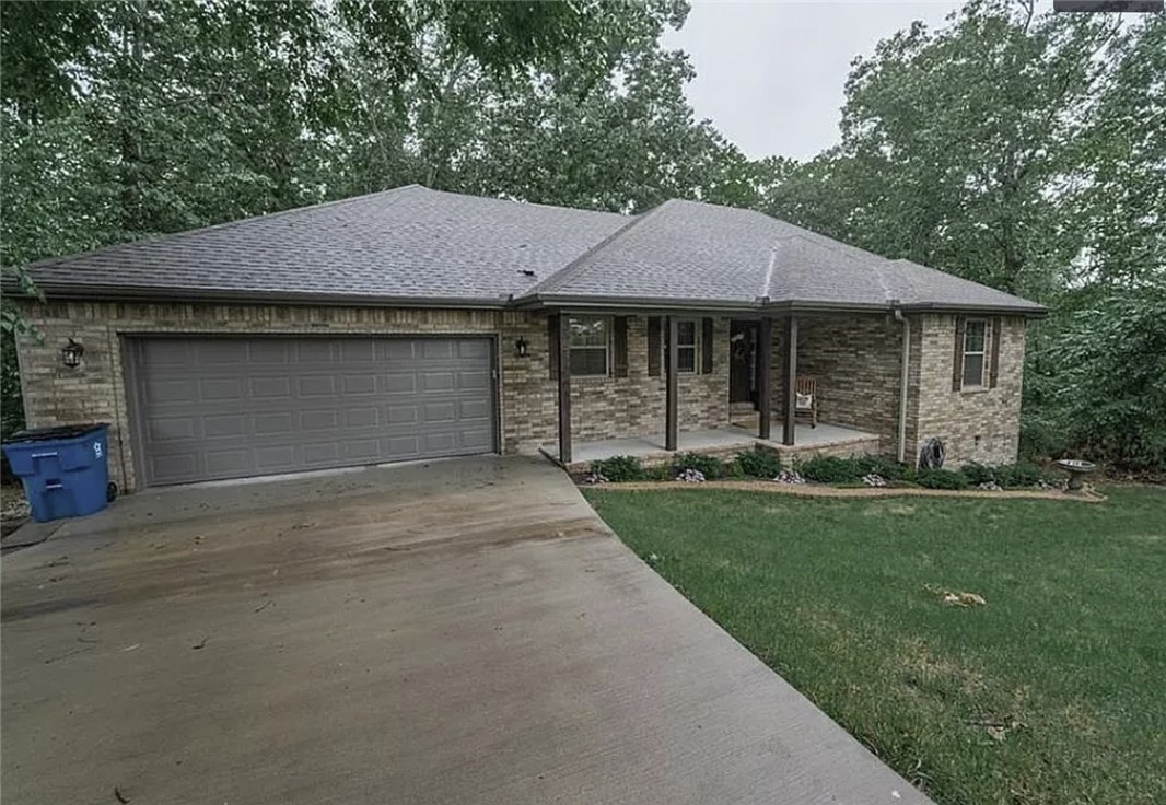 Discover the perfect blend of convenience and serenity in this freshly updated, spacious 3-bedroom, 2-bathroom home. Whether you're an outdoor enthusiast or looking for a peaceful retreat with a commute-friendly location, this property delivers on every front.
Move-In Ready Style: Enjoy a bright and airy atmosphere thanks to fresh interior paint throughout the entire home.A refrigerator, washer, and dryer are already installed and ready for use.
Beyond the attached 2-car garage, you'll find ample parking space for guests.
Nestled in a prime spot for nature lovers and commuters alike, you are seconds away from the best of 
Trail Access: Steps away from Blowing Springs and world-class MTB and hiking trails.
A short, easy ride puts you right at the heart of the new local bike park.
Enjoy effortless access to Bentonville and the highly-rated Cooper Elementary
