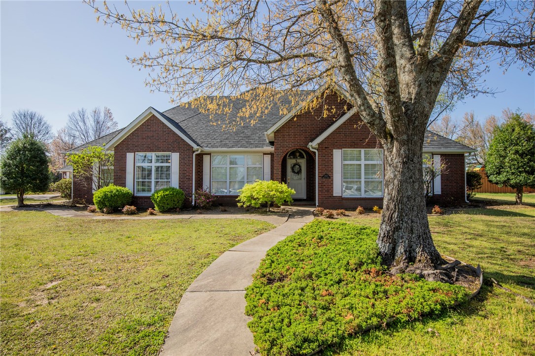 Desirable Hanover Subdivision,
There is Space for everyone in this one level 4500 sq ft home,  including 912 sq ft mother in law cottage.     
In the main home you’ll find  
GOURMET KITCHEN  with 
High-end Thermidor 
gas range, Double ovens. Stainless steel farm sink. QUARTZ COUNTERTOPS 
The living and dining areas all have engineered 
Hardwood flooring. Tons of light streaming in the large bank of windows in the living room.