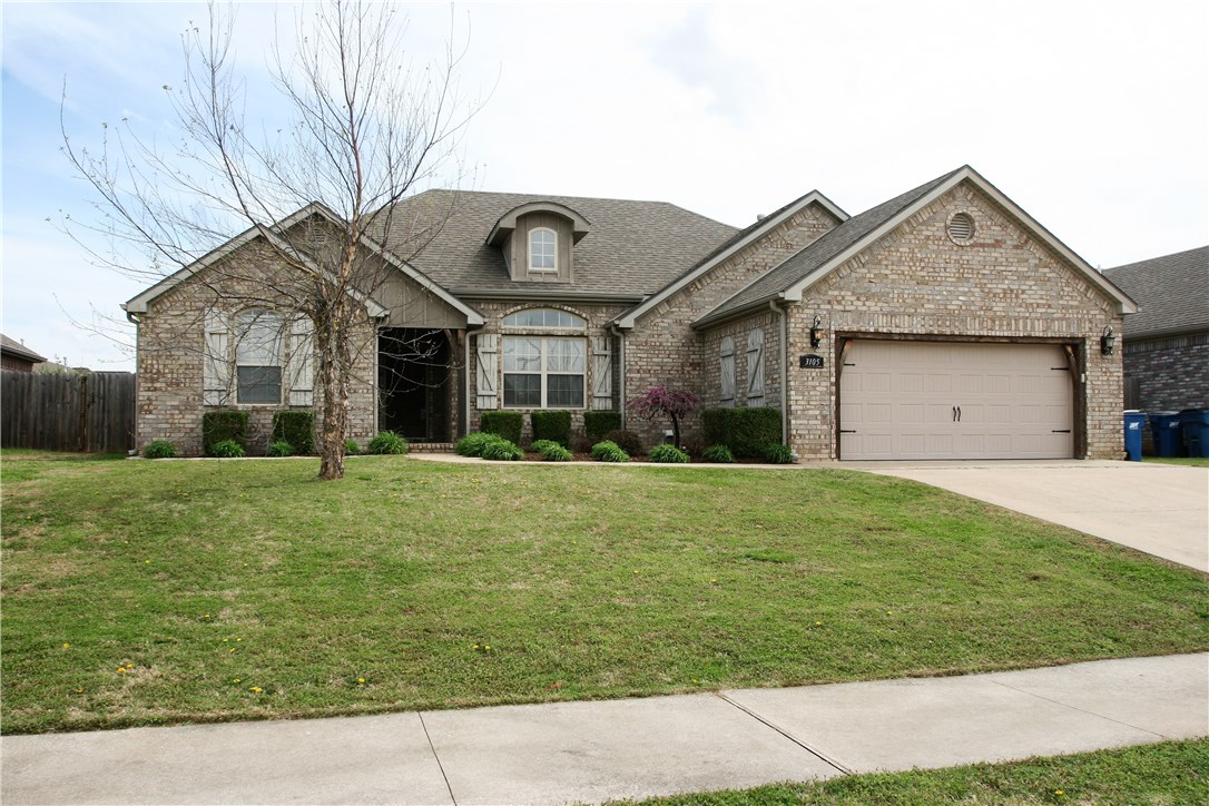 Gorgeous home in Riverwalk Farm Estates! Lots of amenities in this charming home. Split floor plan with formal dining & eat-in kitchen. Granite, pantry, smooth top range. Large master with whirlpool tub & big shower. Must see this home!