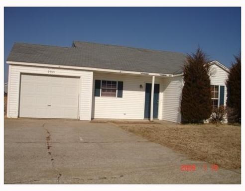 Cute 3 bed / 2 bath home close to I49 and the David Glass Building. Great location with fenced in yard.  Refrigerator included!