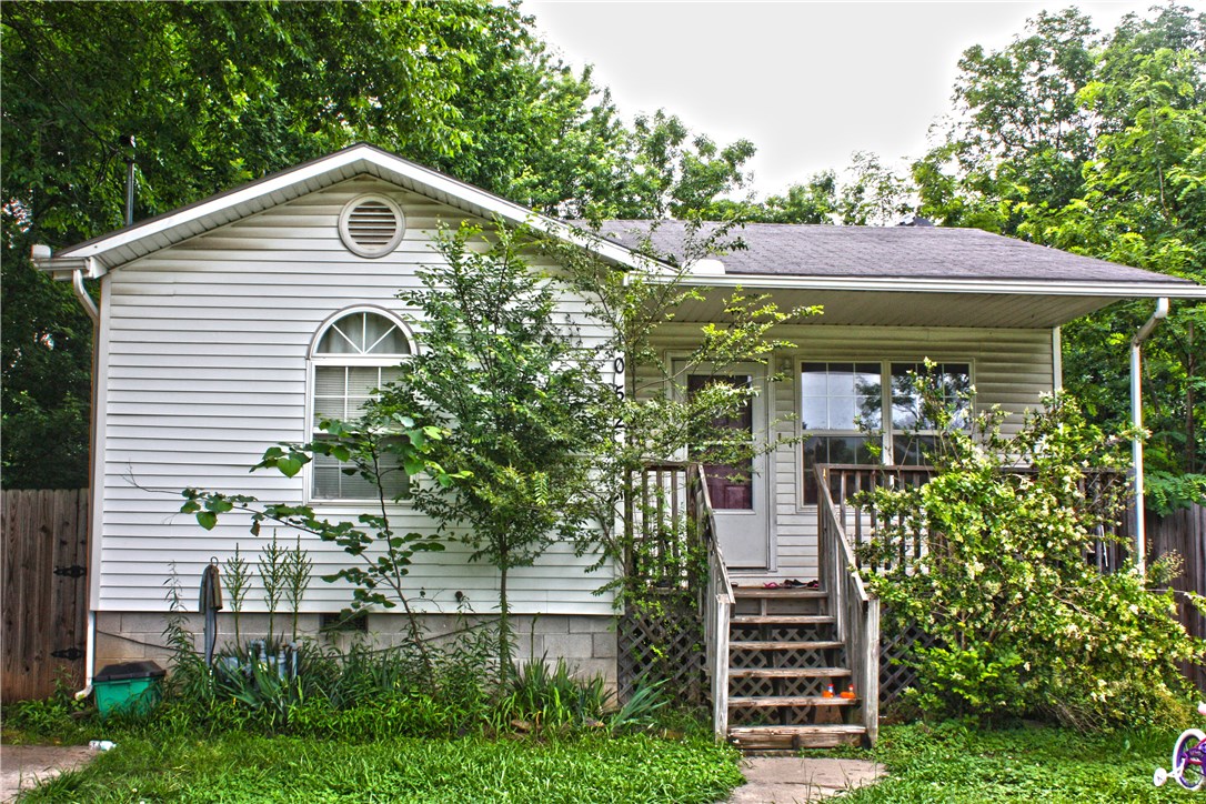 Adorable 3/2 in Fayetteville! Great starter home for college students or first time buyers! Seller may consider leaving Refrigerator, Washer & Dryer!