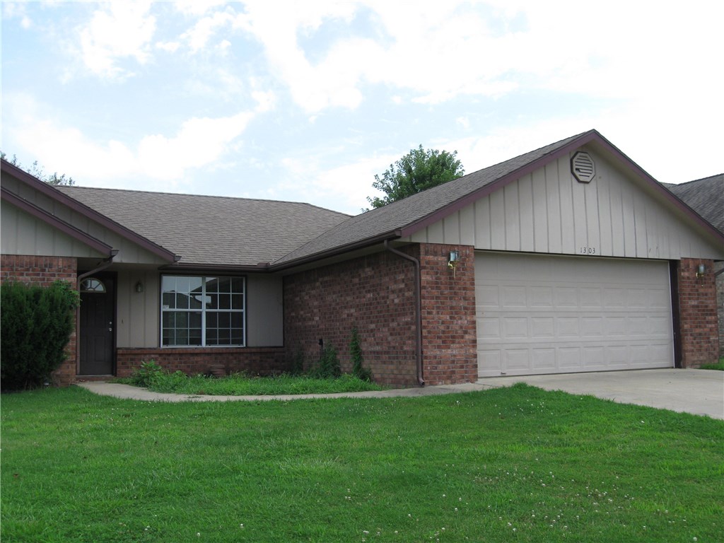 Beautiful Cambridge Park 3 bed, 2 bath home on end of cul-de-sac next to park and bike/walking trail system. New paint and carpet. Great location close to elementary school, I49acces, restaurants and shopping.