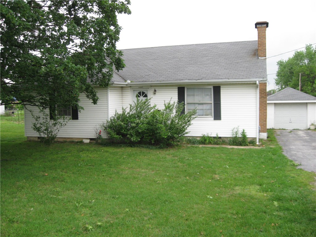 2 bed & 1 bath house in Rogers with a nice fireplace in the living room and built-ins throughout the
house!