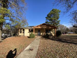 Five bedroom home located in a great area of Flippin. Close to shopping and the school. Large back yard. Great home for a growing family.