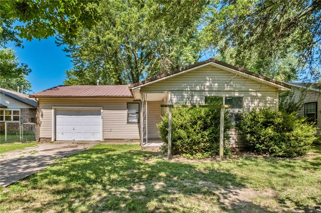 Investor Special! Come grab a home in the heart of Gentry near everything you need and make it your own! 
This home has been a rental for the sellers, therefore there is no SPD attached, as the seller did not live in the home. 
Do not believe it will pass FHA, VA or USDA.