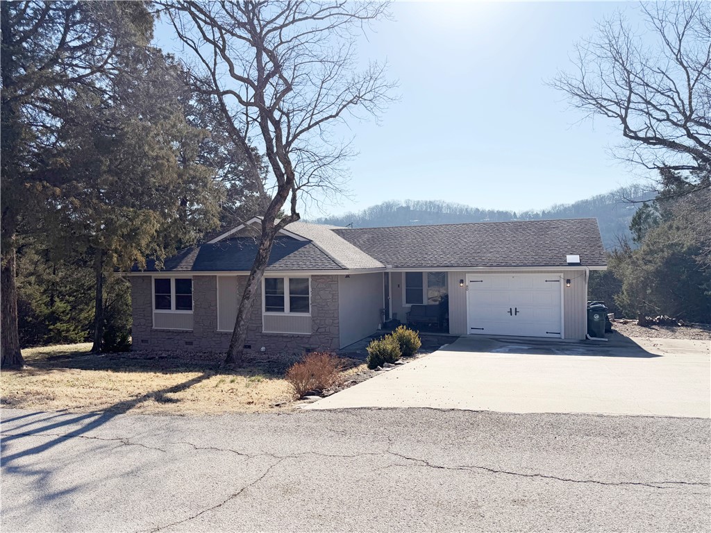 Welcome to 80 Table Rock Drive in Holiday Island! This charming 2-bedroom, 2-bath home offers just under 1200 sq. ft. of cozy living space on a spacious 0.59-acre lot. Nestled in Unit 5 of Holiday Island, enjoy proximity to the lake, parks, and walking trails. Inside, you’ll find hardwood floors, granite counters, and a bright eat-in kitchen. The 1-car garage and central heat pump add comfort and convenience. Located near the fire station, shopping, and Lake Table Rock, this home is perfect for year-round living or a weekend getaway! Don’t miss out!