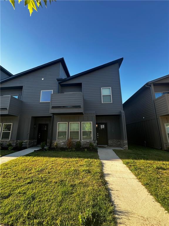 Executive Rental. Furnished 2 bed, 2.5 bath townhome. Each bedroom has it's own bath with large closets. Kitchen has stainless appliances & granite countertops. Washer & Dryer included. Apply at www.primenwa.com