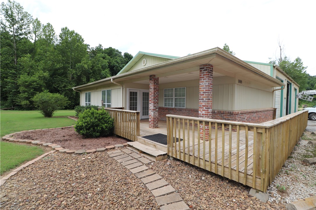 2 Bed 2 full bath living quarters with attached 2,550 sq ft shop with 3 garage bays on beautiful acreage.
Also listed as commercial MLS#1153327