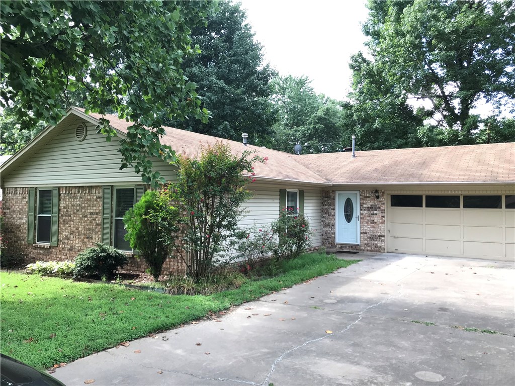 Established neighborhood, totally updated 3/2. Oversize living room. Kitchen has been upgraded with Granite counter tops & Plumbing fixtures. Big 2 Car Garage with storage. Patio/Deck makes for a relaxing evening with no neighbors beyond green barrier back yard.. 1 Block from Butterfield Elementary School. Easy access to many restaurants, Whole Foods, Interstate and Downtown Entertainment District. NOT MARKETED ON CRAIGSLIST.