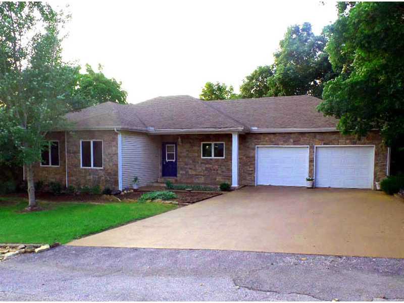 Take PRIDE in this comfortable home on corner lot in Holiday Island. Living/dining open plan w/built-ins and cathedral ceilings. Corian counters,pantry and grill top stove included. Dlb doors open into bonus room that serves as a great rm or for hobbies.,Enjoy your 15 x19 MBR with two walk-in closets and coffered 9ft ceiling.