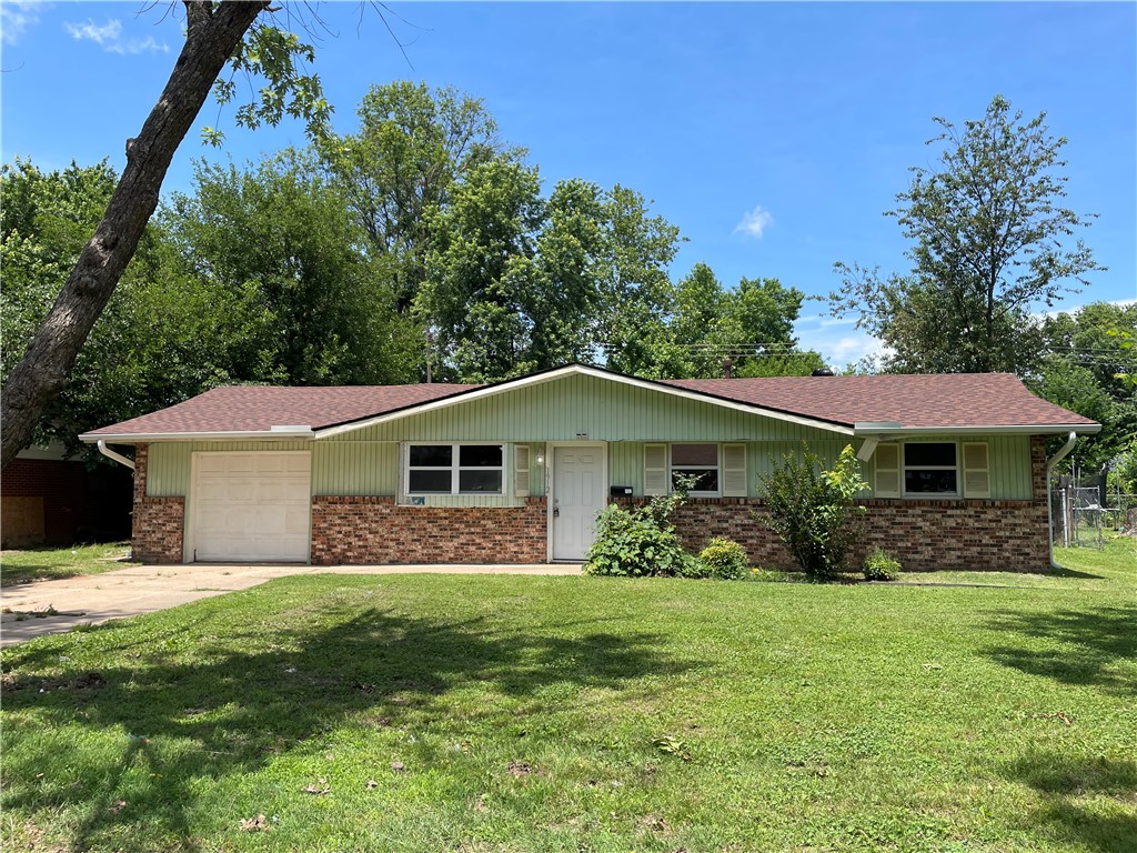 Conveniently located in the heart of town, this 3-bedroom, 1-bath home offers 1,137 SF with a functional layout featuring a living room, kitchen with eating area, and a 1-car garage. Enjoy the fenced backyard and covered back patio, all just minutes from the park, library, aquatic center, and with easy access to 412W and Huntsville Ave. Whether you’re looking for a great investment property or a place to make your own, this home offers plenty of potential. The central location makes daily errands, recreation, and commuting simple and convenient. Don’t miss the opportunity to own a home in a great price point and in an established area close to everything the community has to offer.