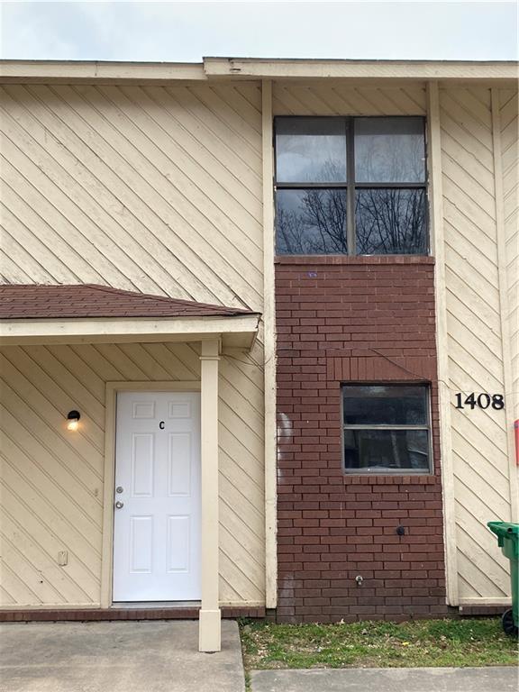Newly renovated 2 bedroom, 1.5 bath with large backyard and within walking distance to schools, grocery, shopping and Tyson Home Office.