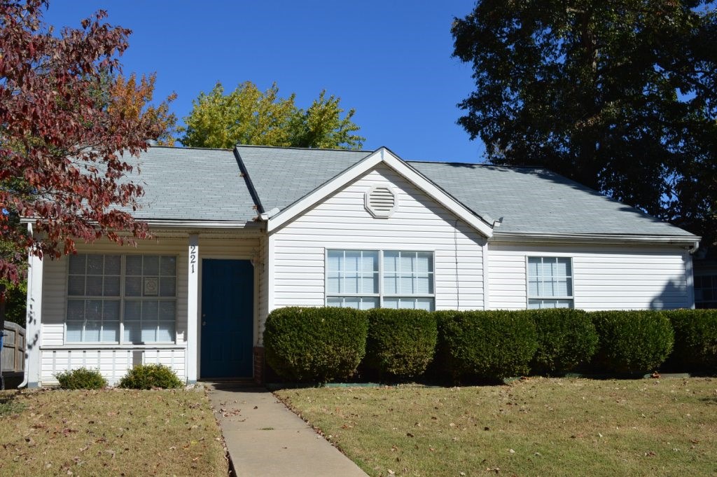 Smack dab in the middle of Bentonville just off C & 18th, walking distance to Ruth Barker Middle, Mary Mae Elementary & Bentonville High, 1.5 mile from Home Office, be in the center of it all in a darling 3 BR, 2 BA home w/large vaulted living room w/woodburning FP, efficient kitchen w/fridge, pantry, formal dining. Master suite has large walk-in plus 2nd closet, combo tub/shower (needs shower head), plus a walk-in shower. New roof Sept, new light fixtures throughout! Be quick! This jewel won't last long!