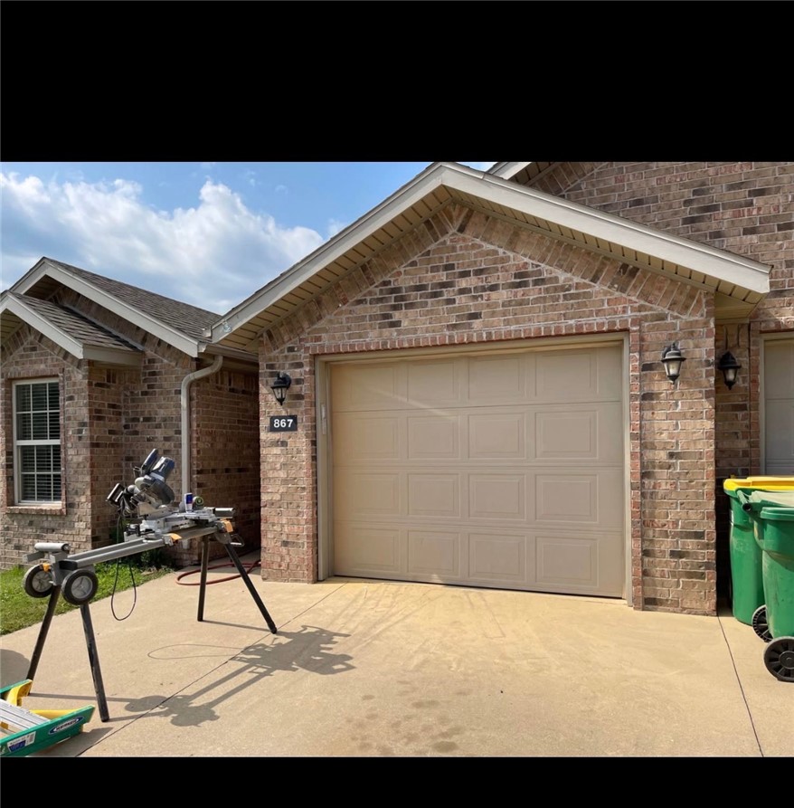 3 Bedroom 2 Bathroom Duplex move-in ready. Great location from Hwy 102 and approximately 10-15 minute drive to Walmart's Bentonville Campus.