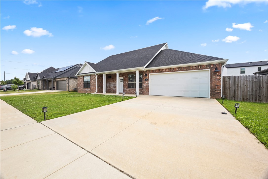Discover a beautiful, modern home with a spacious, open layout designed for comfortable living. This pet-friendly residence offers a blend of contemporary style and practicality, perfect for families or professionals seeking quality and convenience.

Property Features:
Location: Conveniently located near Riverwood Park, local Centerton restaurants, and AR-102 providing easy access to Bentonville.
Interior: Featuring 4 generously sized bedrooms and 3 full bathrooms, ensuring ample space for everyone.
Outdoor Space: Enjoy a fenced backyard ideal for pets and outdoor gatherings.