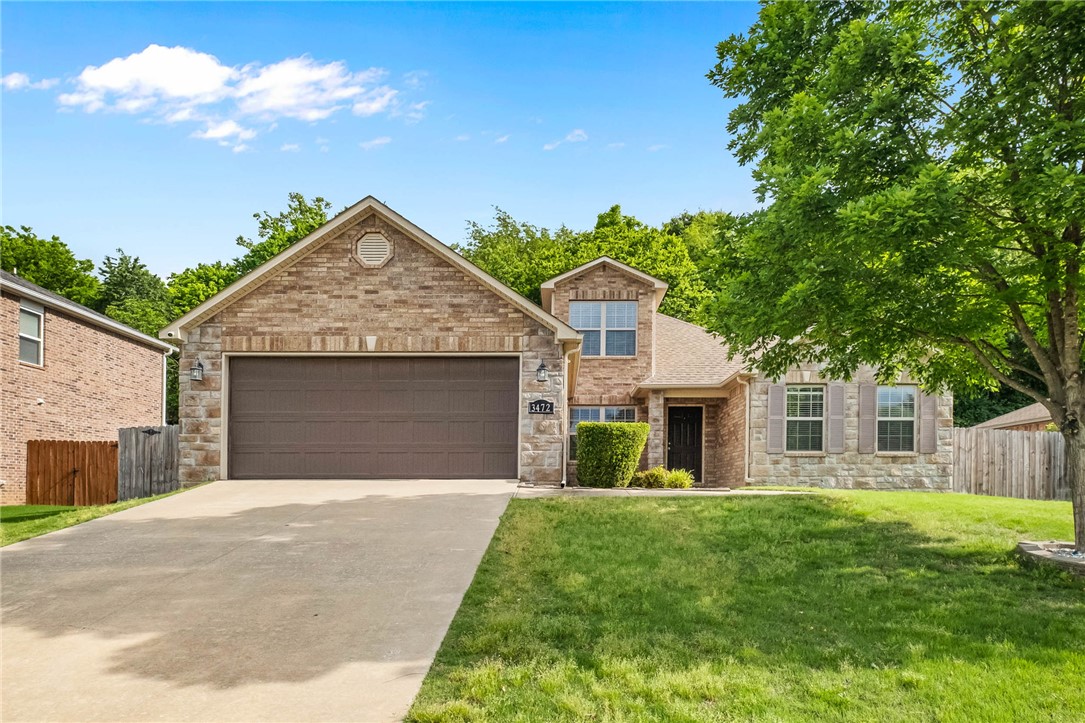 This 4 bedroom, 2 bath, NO carpet house is move in ready.
This well-cared home is conveniently located within walking distance of Hunt Elementary, the Razorback Greenway and Lake Springdale and only a short two miles to Interstate 49. The split floor plan features a spacious primary bedroom suite, and the open concept, eat-in kitchen provides ample space for everyday meals or entertainment. With four bedrooms, there are plenty of options for a home gym, a home office, or a hobby room. Fully fenced backyard for privacy to enjoy and relax. Pets are negotiable.