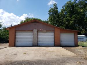 Commercial shop/ storage for sale . It comes with a kitchen, an office, storage area and big space to do mechanical services. Roof is one year old.Se vende un taller comercial. El local tiene una cosina pequena,oficina, un lugar para poner las herramientas y un lugar para trabajar en carros.  El techo fue puesto hace un ano.