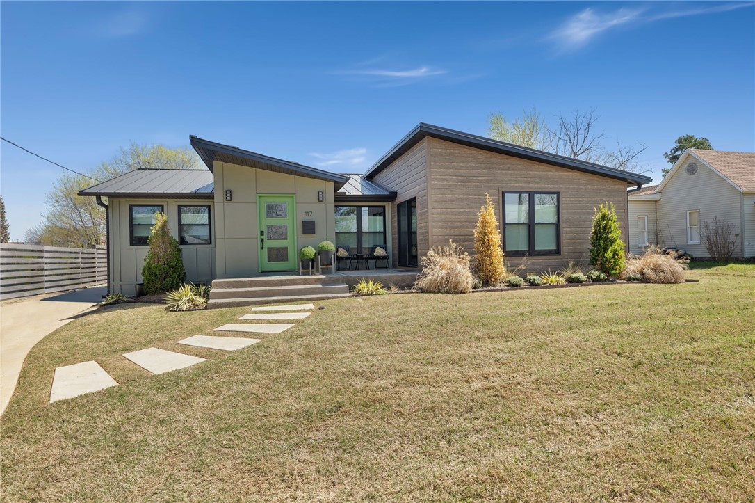 Walking distance to the Downtown Bentonville Square!