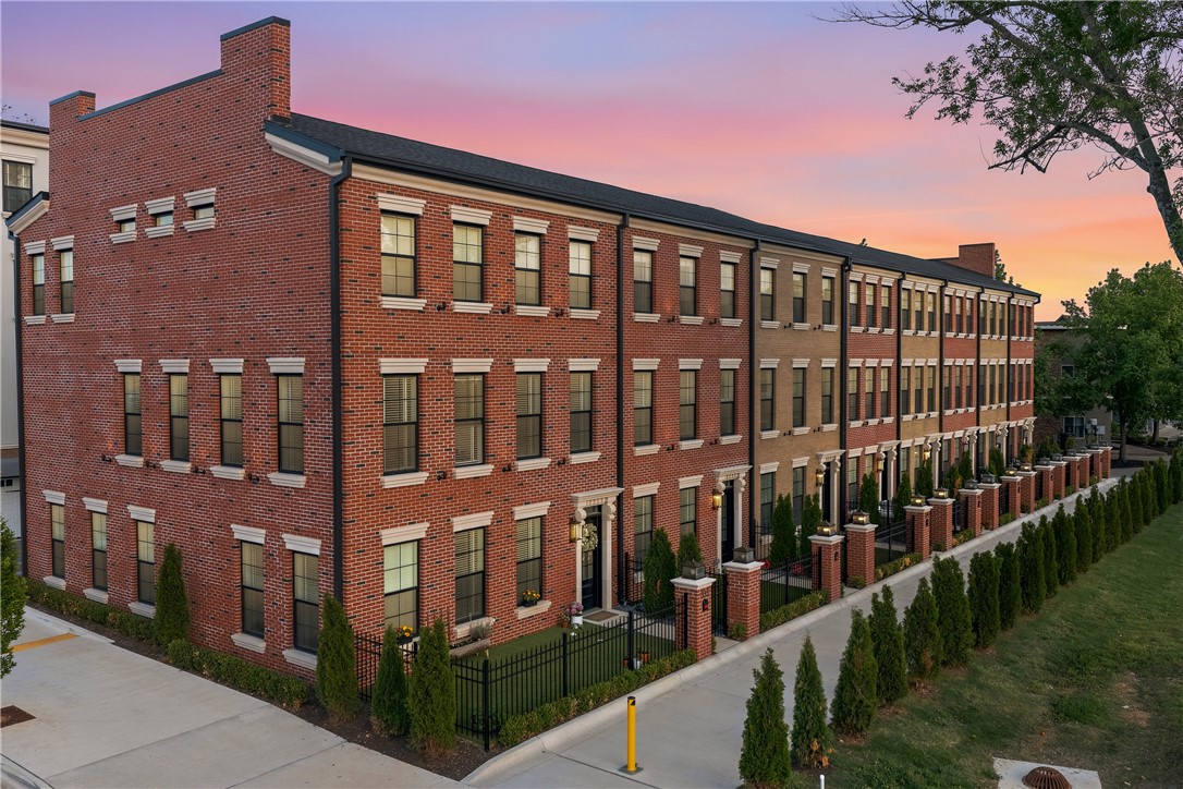 OAK ONE TOWNHOMES HORZ PROP REGIME-BENTO - Residential