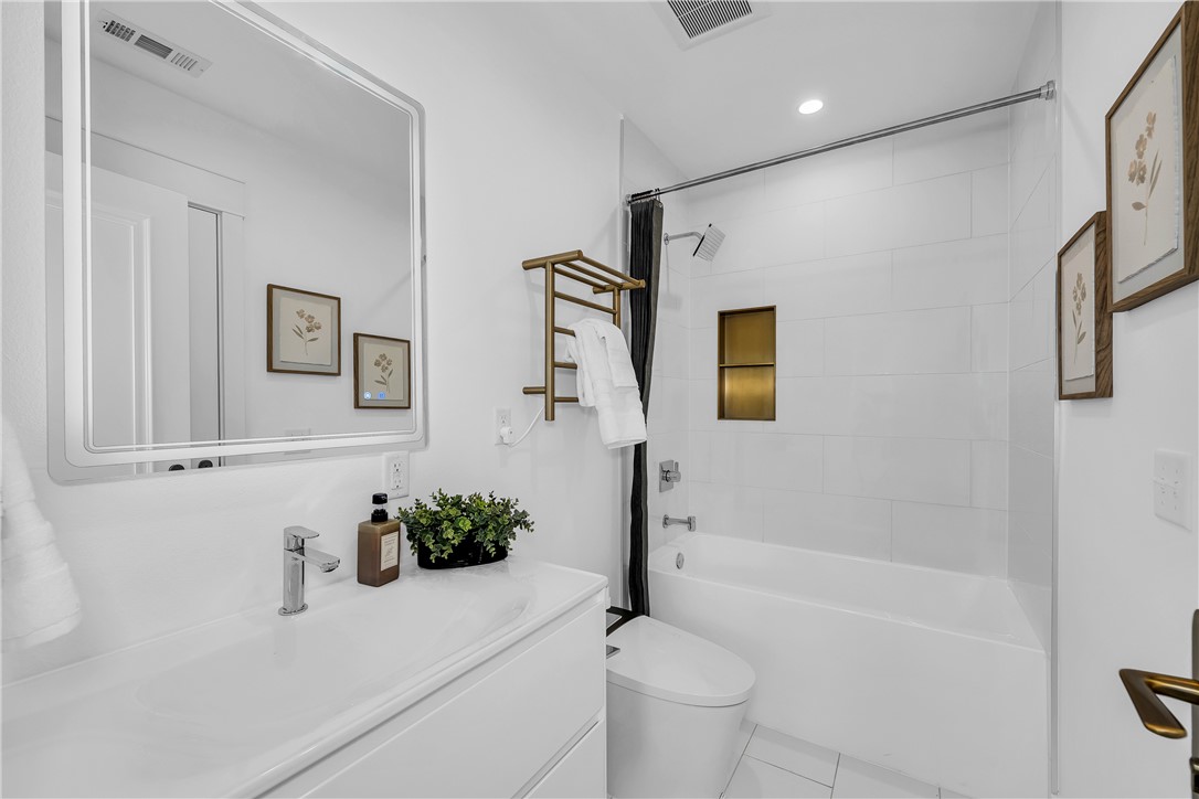 OAK ONE TOWNHOMES HORZ PROP REGIME-BENTO - Residential