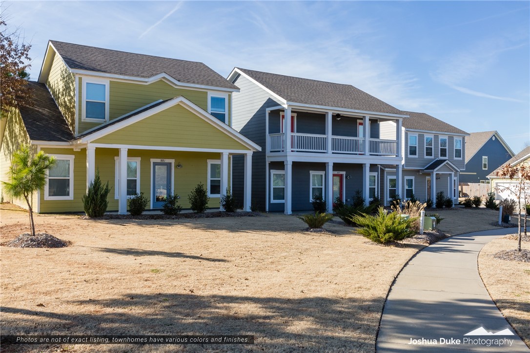 Adorable newer construction. Enjoy all the amenities of the Links while living in a 3 Bedroom home. Close to I-49, Bus Route; Restaurants.