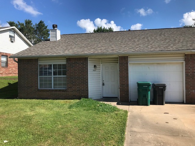 3 bed 2 bath duplex with fenced yard. Centrally located in Rogers. Walking distance to Rogers Aquatic Center and close to I-49 and Pinnacle Promenade. Large 3rd bedroom located upstairs. FIREPLACE CANNOT BE USED