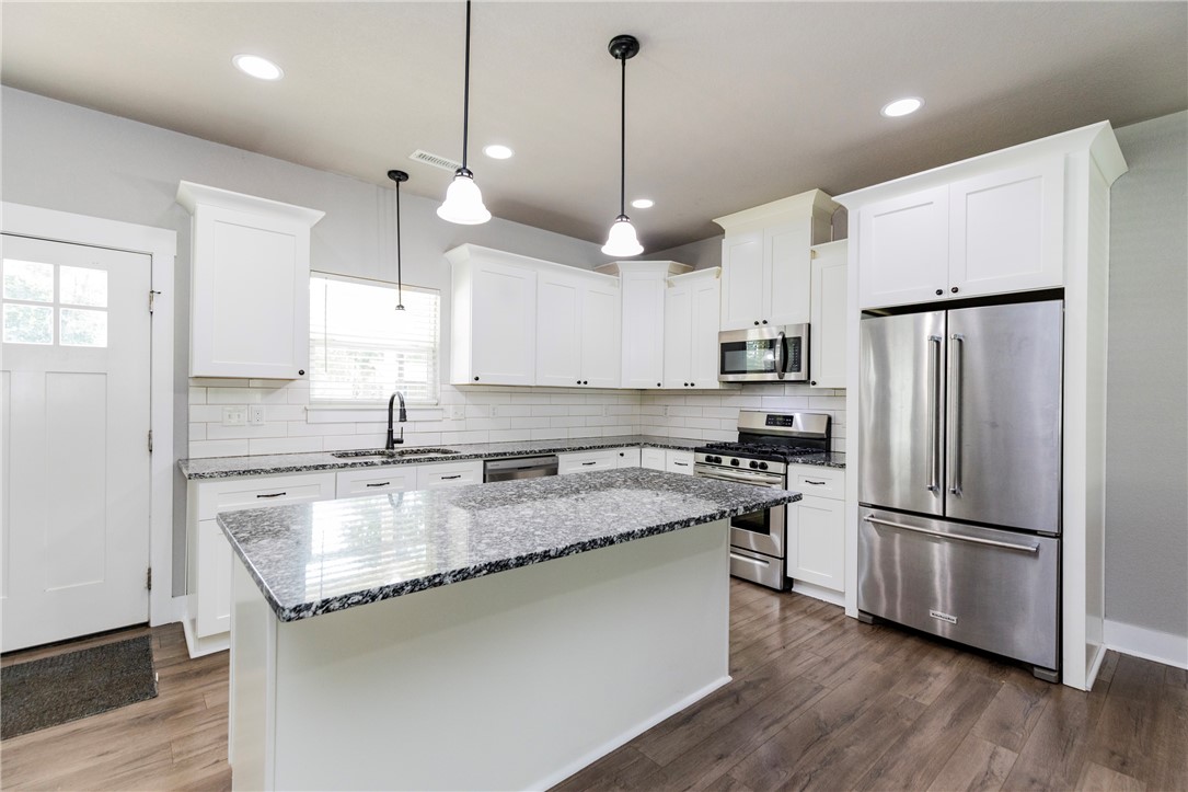 Investors and first time home buyers, look no further! This 3 bedroom, 2 bath open concept home has so much to offer! A spacious kitchen featuring a large island, granite countertops throughout, fresh paint, recessed lighting, LVP flooring, dual vanities, and more! Walking distance to downtown Pea Ridge, and just minutes from grocery, shopping, & schools. Don't miss your opportunity to own a wonderful home, in a great location, for a terrific price!
