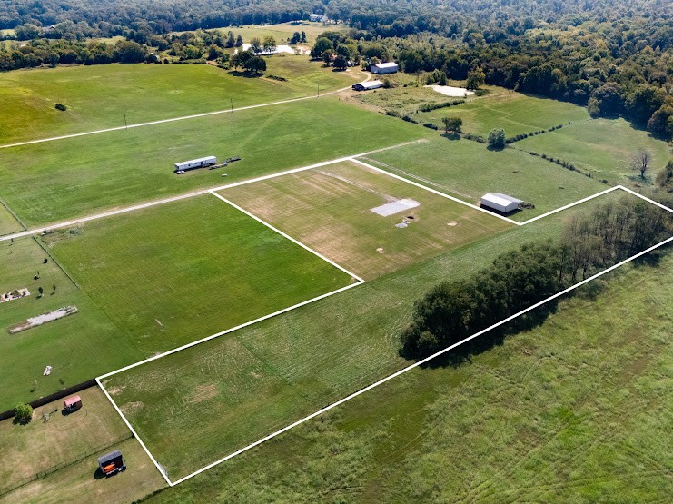 Now available this 3 acre parcel located in the desirable White River valley and only 6 miles UofA.  Sweeping views with peace and privacy.  Perc test available, septic needed, water and other utilities at the street.