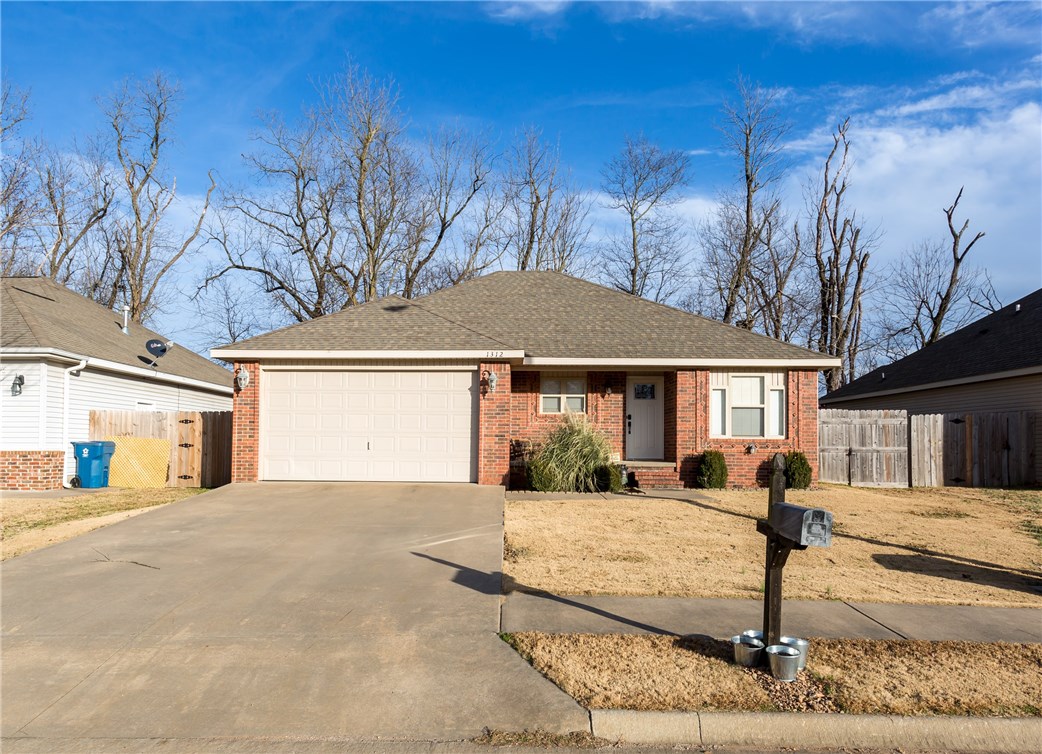 Santa said, a 3 bed 2 bath home on a quiet street with a fenced back yard was on your wish list.  Well here it is!  But wait, there is more, total electric, stainless appliances, refrigerator included,granite throughout, glass tile back splash, split floor plan, built ins,  and so much more.  Hurry and let this finish up your Christmas shopping list.