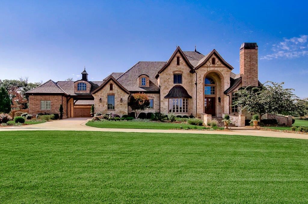 Remarkable Estate Property with an exquisite blend of architectural design and high-end custom features. This home was designed for entertaining! Over 6800 sq ft of living space, 5 bedrooms, 6.5 baths, 4 fireplaces, gourmet kitchen, 6 car garage, outdoor pool and kitchen, includes a pool house and media room that overlooks the secluded backyard. Nestled in cul-de-sac on 2.2 acres and conveniently located to downtown Bentonville. Sophisticated Home Automation system for unsurpassed convenience and peace of mind. See attached amenities list.