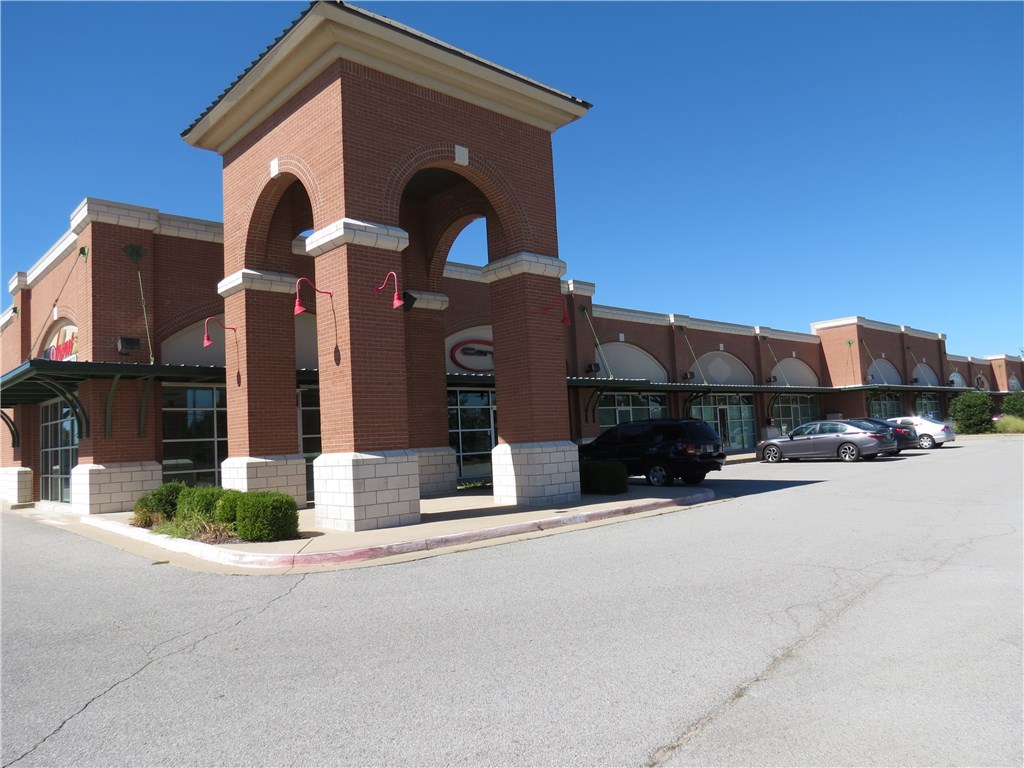 High traffic yet easily accessible shopping center on J St.  Currently 1450 sqft of multi-purpose, ready to move in corner suite space available for lease today! Includes track lighting and reception desk/counter.  Schedule your appointment today to view before this perfect office/retail location is gone.