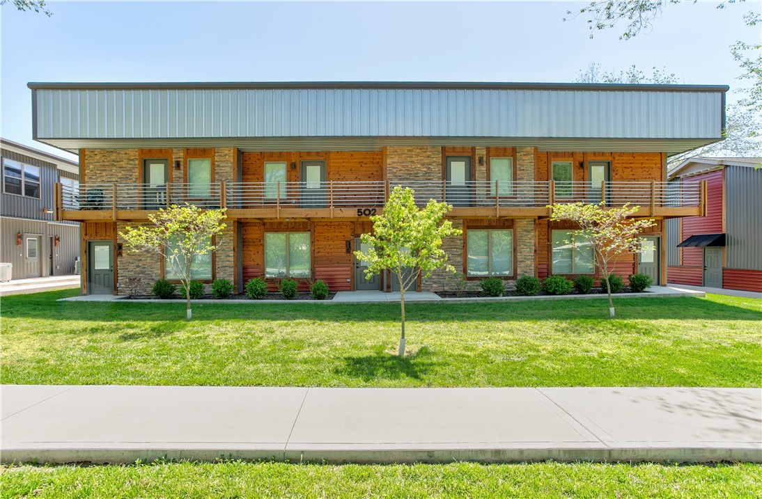 Enjoy being home for the holidays in an upscale townhome near downtown Siloam Springs! All stainless steel appliances, granite countertops, two-inch blinds, vinyl plank flooring, polished concrete flooring, walk-in closets, and so much more! Large picture windows allow for plenty of natural light. Kitchen, dining, living room, and half-bath downstairs. Two bedrooms, full bath and laundry upstairs. Designed for energy efficiency and lower utility costs, with mini-split HVAC system and all electric utilities. Location convenient to schools, JBU, parks, trails and downtown shopping and dining. Available for move-in by December 6th. No pets. No smoking or vaping. Agent owned.

Qualifications to rent per applicant: credit score of at least 600, monthly income of three times the rent amount, and applicant should have good previous landlord references.