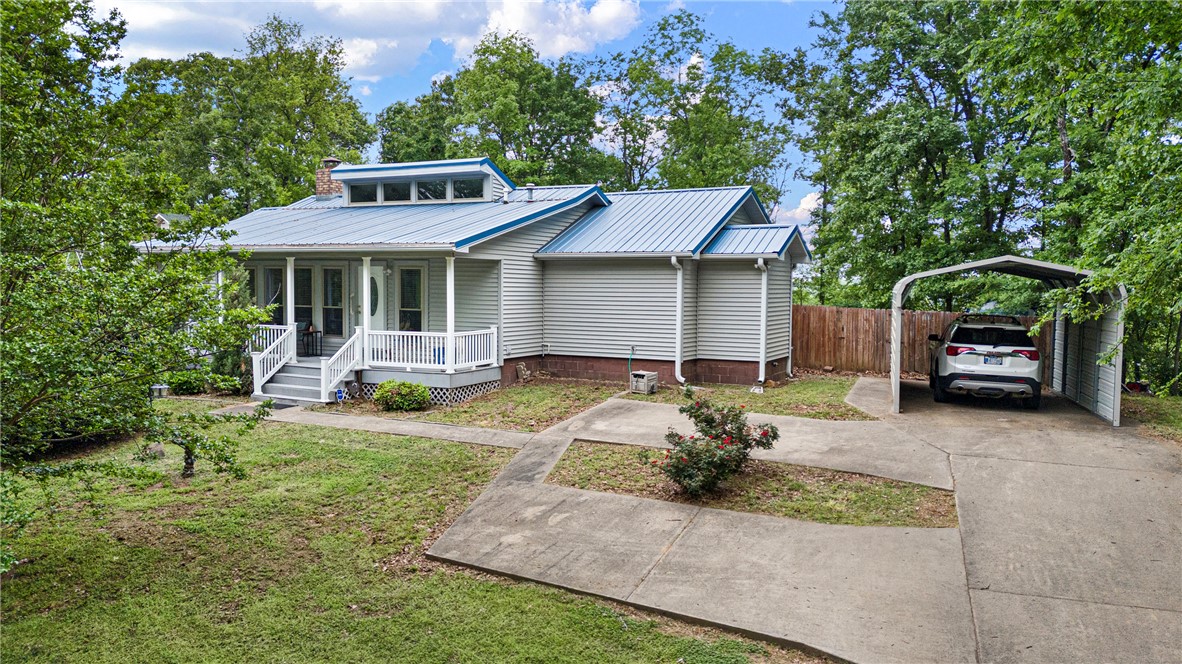 Charming 2 bedroom, 2 bath home featuring an open floor plan with a cozy fireplace in the living room. The kitchen offers a pantry forextra storage, and the primary suite includes a jacuzzi tub and large walk-in closets. Enjoy outdoor living on the spacious back deck,perfect for relaxing or entertaining.