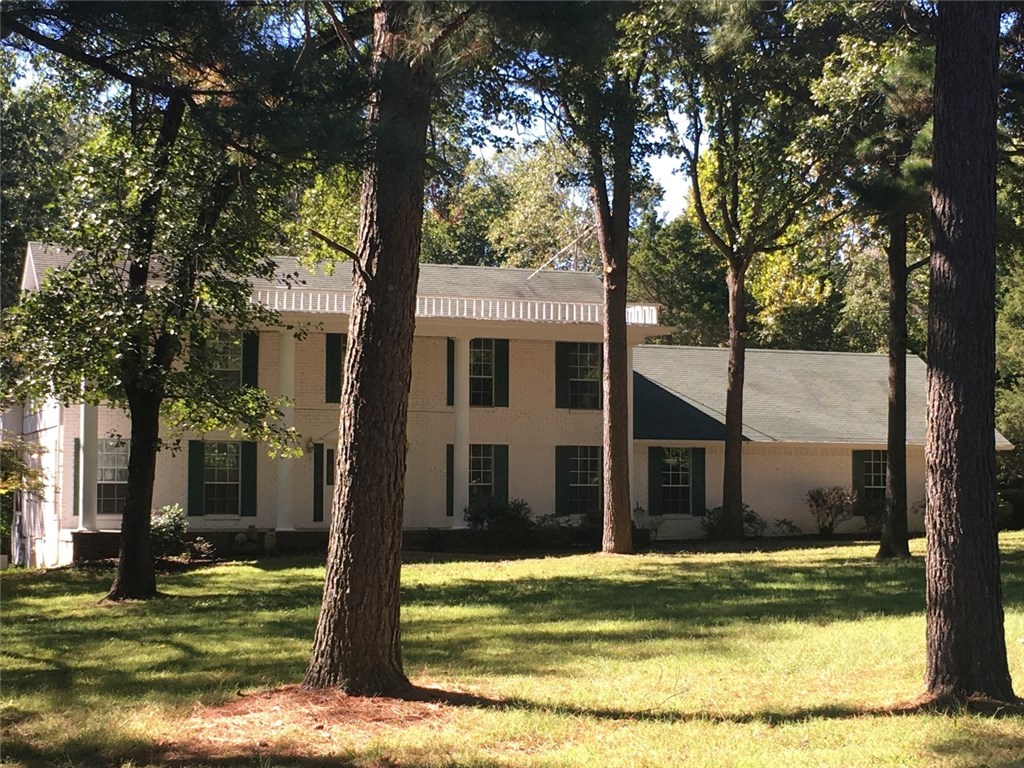 Lovely remodeled 4 bedrooms, 2.5 bath home in the East Fayetteville. Private drive with secluded backyard, minutes from town. Vandergriff/ McNair Schools. Don't miss this awesome rental property.