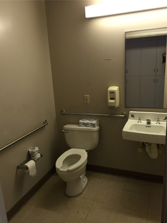 Main image without alt text