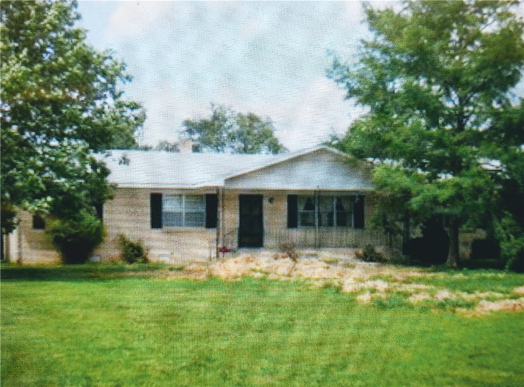Super cute Ranch Home with deck and pool. out buildings and an abundance of storage. outside city limits means no deed restrictions. 25 miles to Branson, 15 miles to berryville