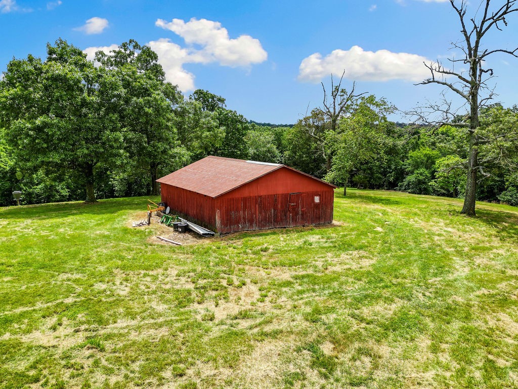 Beautiful parcel with a great barn and views! Large trees make seclusion and an awesome setting for your home! Location is amazing! Only minutes from Fayetteville, Farmington, or Tontitown area!
