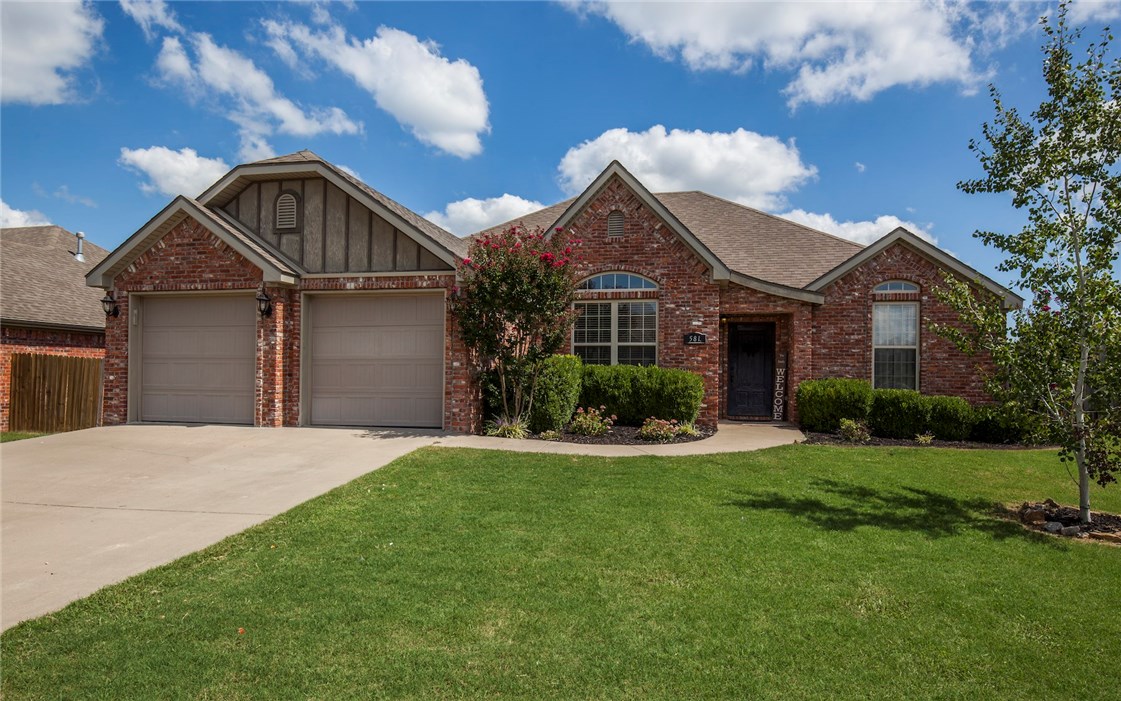 Welcome home to this beautiful 4 bedroom home in Sienna Estates. Open living room and kitchen,with split floor-plan. Features an eat-in kitchen with a table with matching Granite top. Subdivision includes pool, clubhouse, tanning beds, and playground.