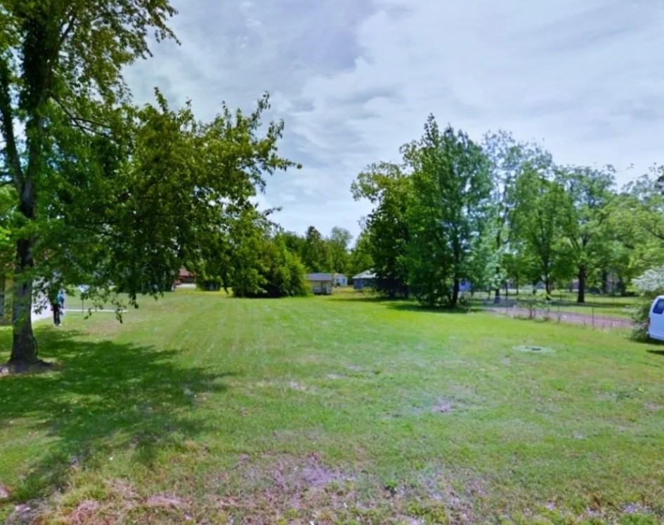 This .34 (+/-) acre lot is ready to build on in Crossett, Arkansas of Ashley County. It is close to local amenities and just North of the Louisiana border. Manufactured homes not allowed in this area. Owner financing is available. Call or text for more information.