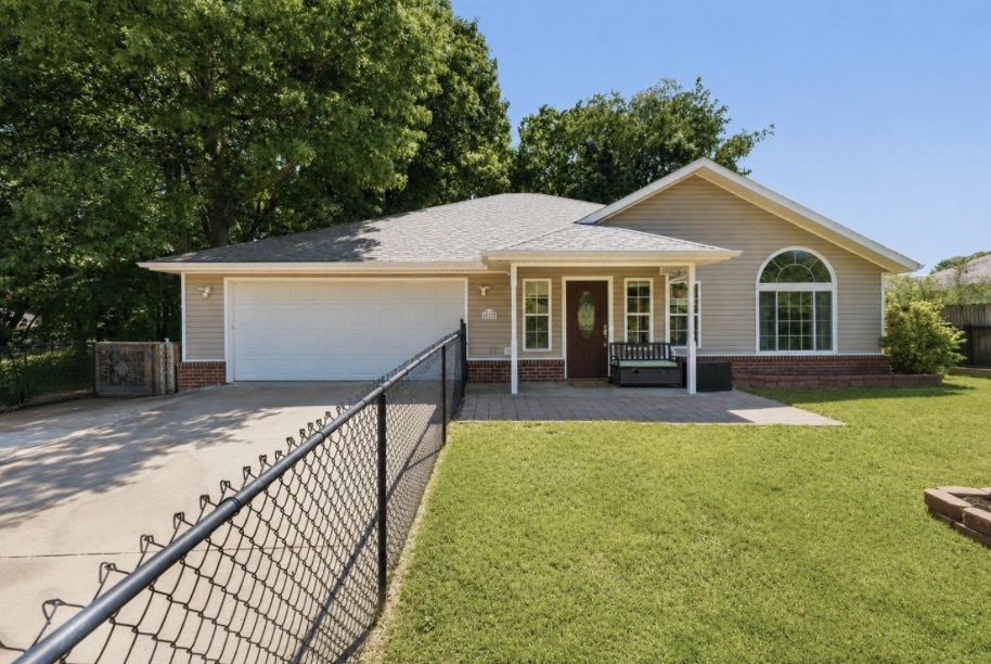 Welcome to 20782 Lakeshore Dr in Springdale, Arkansas a beautifully maintained home that perfectly blends comfort, functionality, and timeless style. Offering 1,804 square feet of thoughtfully designed living space, this 3-bedroom, 2-bathroom home has been exceptionally cared for and is move-in ready.
Inside, you’ll find a warm and inviting layout with spacious bedrooms, functional living areas, and a design that balances traditional charm with modern convenience. The kitchen and living spaces flow effortlessly, creating the perfect setting for both everyday living and entertaining.
Located within walking distance to the White River, this home offers the perfect opportunity to enjoy the beauty of nature, peaceful surroundings, and outdoor recreation while still being conveniently close to town.
Whether you’re looking for your first home, a place to grow, or simply a well-kept property in a great location, this home offers an incredible opportunity to enjoy comfortable living in Springdale.