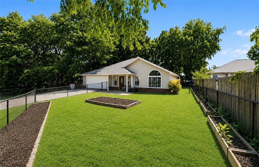Welcome to 20782 Lakeshore Dr in Springdale, Arkansas a beautifully maintained home that perfectly blends comfort, functionality, and timeless style. Offering 1,804 square feet of thoughtfully designed living space, this 3-bedroom, 2-bathroom home has been exceptionally cared for and is move-in ready.
Inside, you’ll find a warm and inviting layout with spacious bedrooms, functional living areas, and a design that balances traditional charm with modern convenience. The kitchen and living spaces flow effortlessly, creating the perfect setting for both everyday living and entertaining.
Located within walking distance to the White River, this home offers the perfect opportunity to enjoy the beauty of nature, peaceful surroundings, and outdoor recreation while still being conveniently close to town.
Whether you’re looking for your first home, a place to grow, or simply a well-kept property in a great location, this home offers an incredible opportunity to enjoy comfortable living in Springdale.