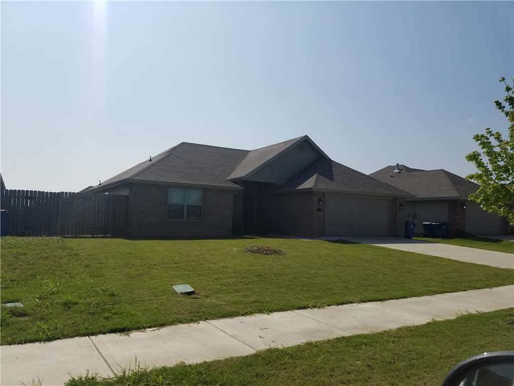 Nice 3 bedroom 2 bath brick home.  Built in 2013.  Minutes from downtown Bentonville.