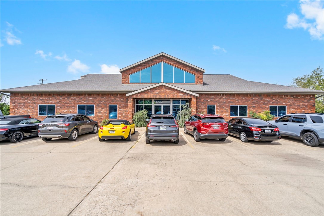 Searching for the perfect office space to conduct your business? This +/- 255 SF single-room office could
be just what you need! Conveniently located just 1 mile from I-49 (105,000 VPD) off W Huntsville Ave,
which sees around 23,000 VPD, this office space offers both visibility and accessibility. Located on the
first floor, this compact office is situated in a quiet back corner of the building, and the back corner of
Suite C, featuring a shared storage closet for additional convenience, common reception and waiting
area for welcoming clients, access to 2 shared restrooms and a breakroom. This office building also
offers ample parking for you and your visitors, and a gross lease structure with tenant responsible for
internet and phone. Cox Fiber is available for around $60/mo. This office space is a great fit for
professionals seeking an affordable, accessible workspace with easy access to everything Springdale has
to offer.