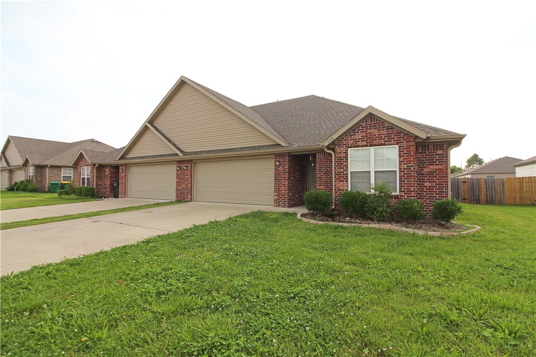 Upscale 3 bedroom 2 bath townhome located at edge of Centeron & easy access into Bentonville. Granite throughout, island bar & stainless steel appliances. Washer/dryer convey as convenience items. Split floor plan, privacy fenced yard.   Pets negotiable with possible increase of rent and addtl. deposit
