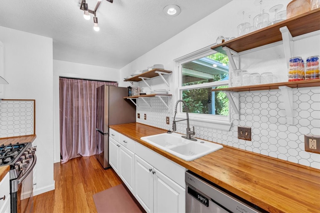 Hendrys Add - Residential Lease