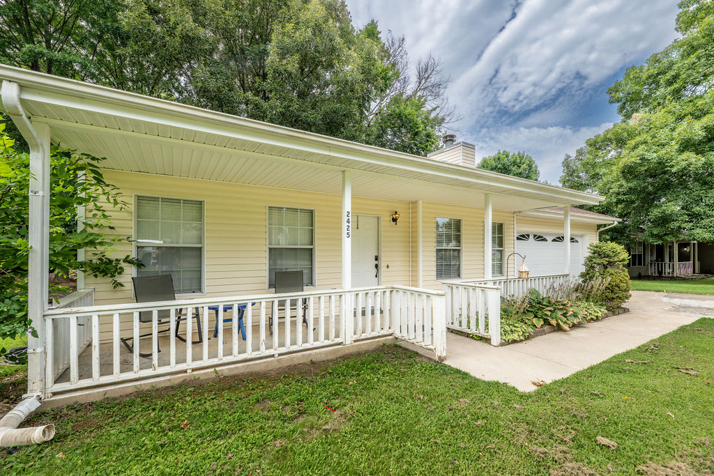 Incredible opportunity just 1.6 miles from campus and steps from the UA bus stop! This 3-
bedroom, 2-bathroom home features a highly desirable split floorplan with large bedrooms,
luxury vinyl plank (LVP), and tile flooring throughout. The interior boasts elegant marble
countertops, two convenient walk-in showers, and valuable updates including a new HVAC and
water heater replaced in 2023. A massive bonus area provides excellent flexibility to be utilized
as a game room, formal dining space, or a secondary living area. This property offers
unbeatable proximity to campus and fantastic functional space.