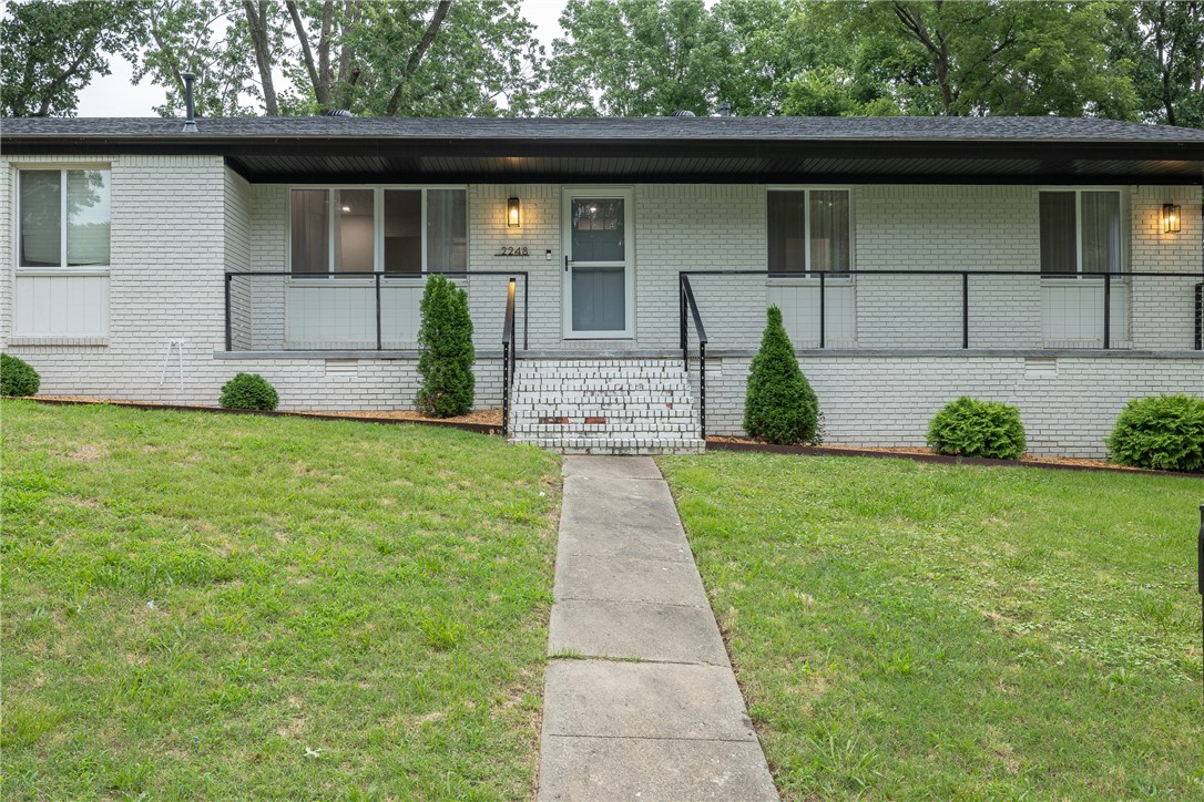 This Beautiful 2-bedroom 2 bath home has been Reimagined, Remodeled and Refined. Recent upgrades include New Roof 2024, all new appliances, new lighting, new landscaping, new custom iron railing. This home is conveniently located and is just minutes away from everything.
Home is walking distance to Gulley Park and near bike trails.