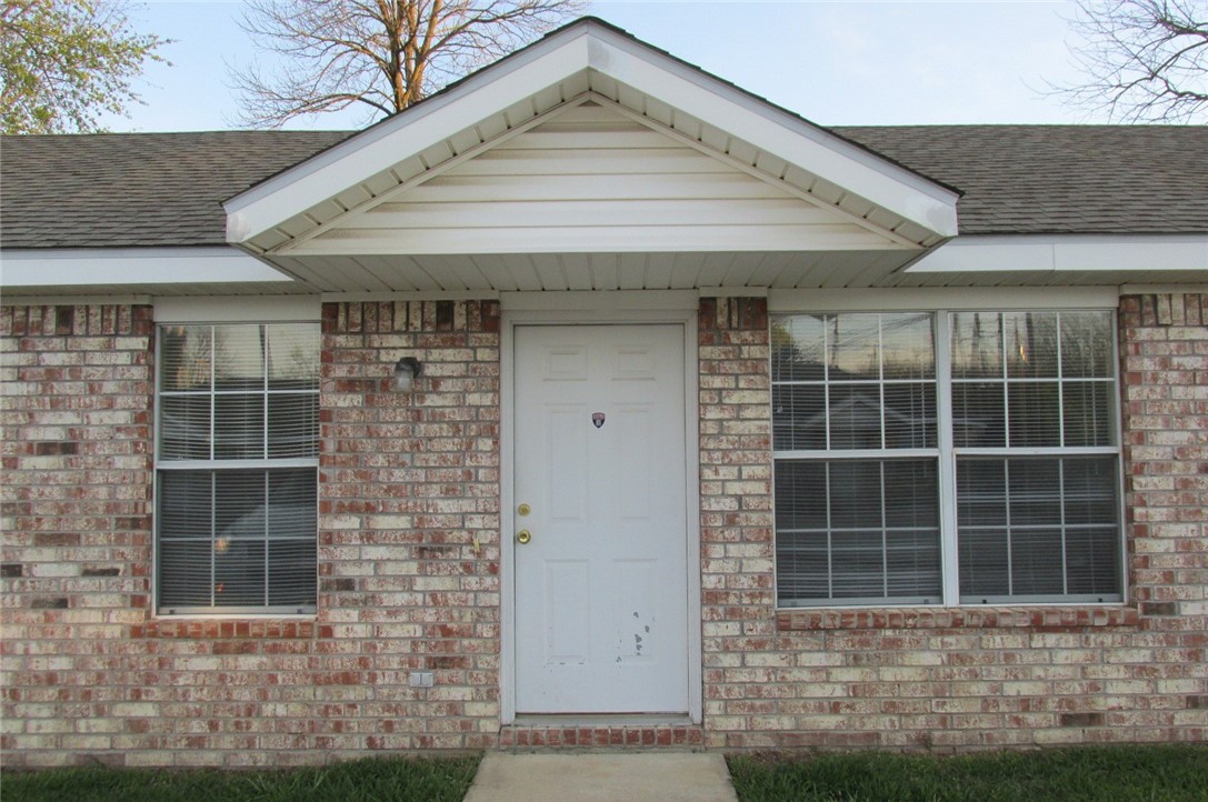 Great location!!!! Library, and all of Downtown Bentonville is just a short walk.  1 bedroom 1 bath,  refrigerator, dishwasher, washer and dryer included along with lawncare.