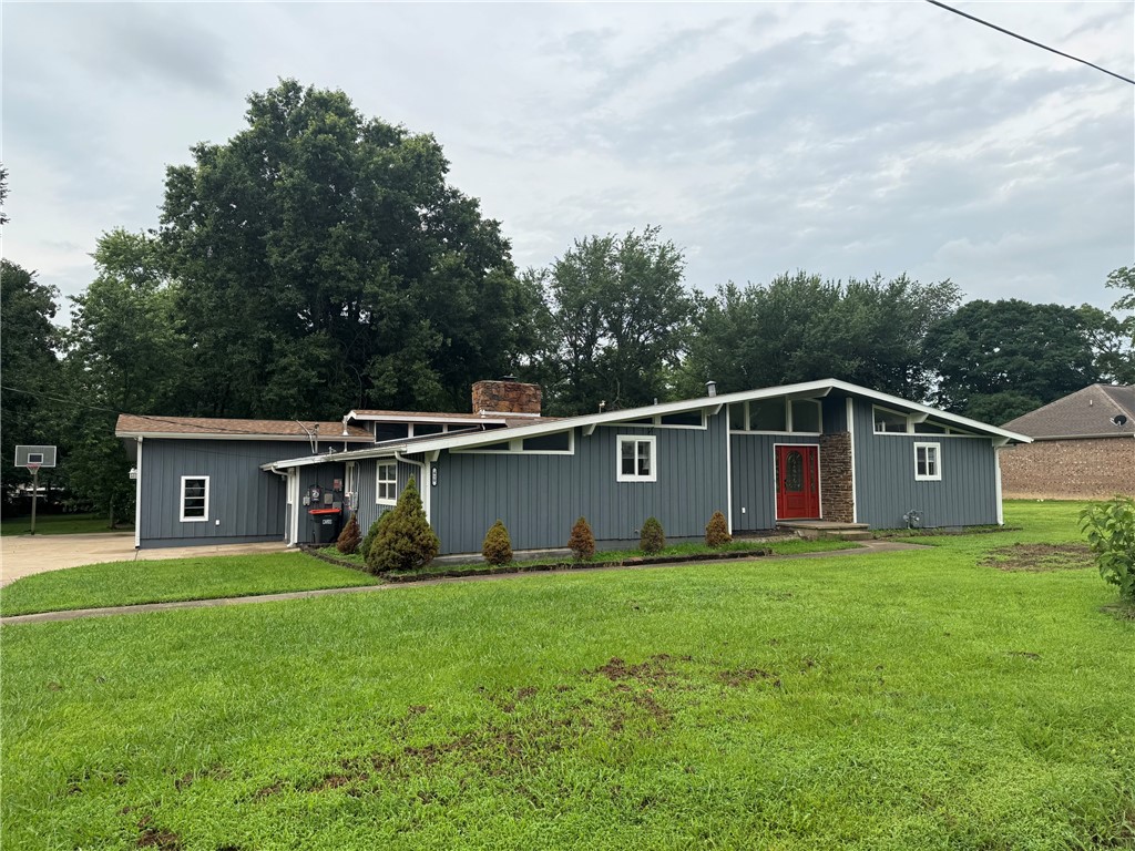 Very nice older home in Lincoln! 2,370 sq. ft., 4 BR, 3 BA on oversized lot. Large pantry, great open spaces with high ceiling, office with outside entrance, very nice owners suite and bath, large entry. This home is not a cookie cutter home. In good condition. Move-in ready. Priced great at $139 a foot. Come take a look. Agent owned