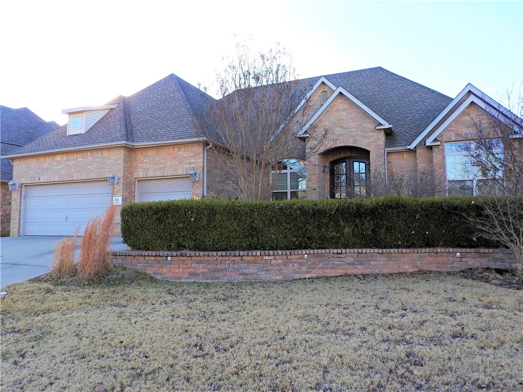 Like new 4 large bedrooms. 3 full baths 3 car garage. Master has Hugh walk in closet. Formal dining and family room . Ready to move in . Owner pays Lawn care including lawn mowing.